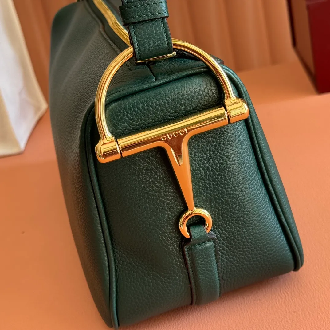p1220💋💋💋【Original configuration counter full set packaging】Renewedly presents the Gucci Half Horsebit series, reinterpreting one of the brand's most iconic elements in a modern style. The collection cleverly combines relaxed silhouettes with the iconic half-horsebit hardware, which gives rise to its name. Ivory grained soft leather Gold-tone hardware White linen-cotton blend lining Half horsebit closure Interior: One open pocket Adjustable cowhide leather shoulder strap (height: 32cm - 34cm; length: 66cm - 73cm) Zip closure Ident: 860787. Dimensions: 31.5cm (width) x 17cm (height) x 12cm (depth) Weight: approx. 0.7kg
