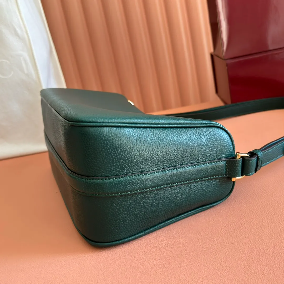 p1220💋💋💋【Original configuration counter full set packaging】Renewedly presents the Gucci Half Horsebit series, reinterpreting one of the brand's most iconic elements in a modern style. The collection cleverly combines relaxed silhouettes with the iconic half-horsebit hardware, which gives rise to its name. Ivory grained soft leather Gold-tone hardware White linen-cotton blend lining Half horsebit closure Interior: One open pocket Adjustable cowhide leather shoulder strap (height: 32cm - 34cm; length: 66cm - 73cm) Zip closure Ident: 860787. Dimensions: 31.5cm (width) x 17cm (height) x 12cm (depth) Weight: approx. 0.7kg