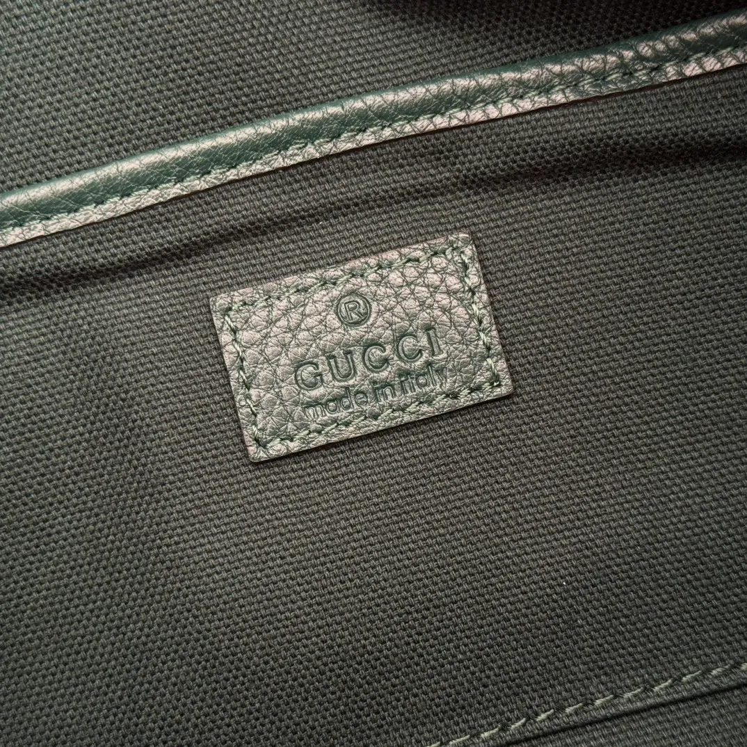p1220💋💋💋【Original configuration counter full set packaging】Renewedly presents the Gucci Half Horsebit series, reinterpreting one of the brand's most iconic elements in a modern style. The collection cleverly combines relaxed silhouettes with the iconic half-horsebit hardware, which gives rise to its name. Ivory grained soft leather Gold-tone hardware White linen-cotton blend lining Half horsebit closure Interior: One open pocket Adjustable cowhide leather shoulder strap (height: 32cm - 34cm; length: 66cm - 73cm) Zip closure Ident: 860787. Dimensions: 31.5cm (width) x 17cm (height) x 12cm (depth) Weight: approx. 0.7kg