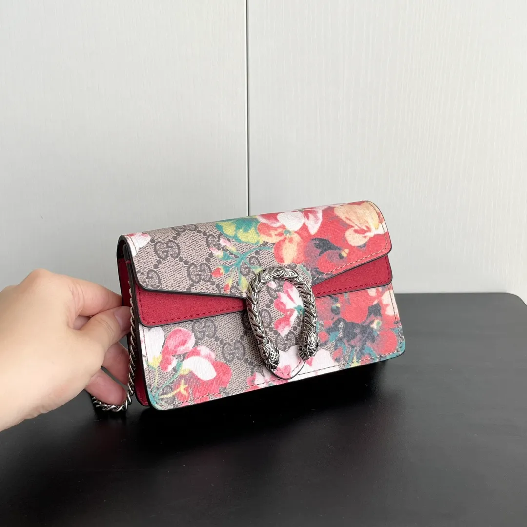 Actual shot #💰240 with box Model: 476432 Date Red Flower Size: 16.5x10x4.5cm 𝙂𝙪𝙘𝙘𝙞 𝘿𝙞𝙤𝙣𝙮𝙨𝙪𝙨 𝙈𝙞𝙣𝙞 16.5 Xiaogujia’s entry-level small bag is recommended. It’s not worth mentioning. It’s a classic model that can be said to be the symbol of Xiaogujia. The classic mini Dionysian buckle is paired with calfskin. This bag has a very high appearance rate. It is simply a tool for daily wear and is very popular on the street❗️