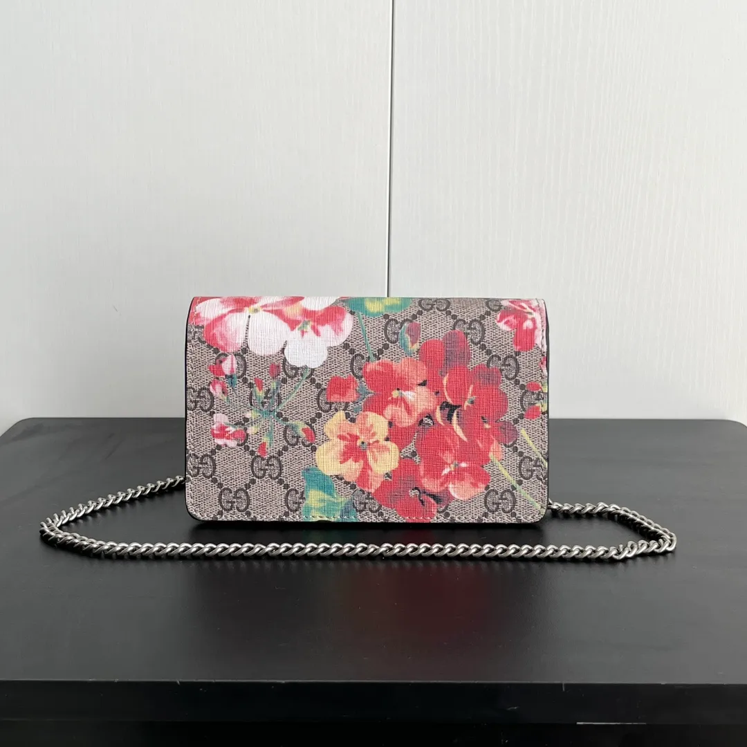 Actual shot #💰240 with box Model: 476432 Date Red Flower Size: 16.5x10x4.5cm 𝙂𝙪𝙘𝙘𝙞 𝘿𝙞𝙤𝙣𝙮𝙨𝙪𝙨 𝙈𝙞𝙣𝙞 16.5 Xiaogujia’s entry-level small bag is recommended. It’s not worth mentioning. It’s a classic model that can be said to be the symbol of Xiaogujia. The classic mini Dionysian buckle is paired with calfskin. This bag has a very high appearance rate. It is simply a tool for daily wear and is very popular on the street❗️