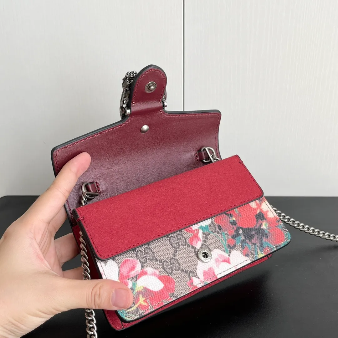 Actual shot #💰240 with box Model: 476432 Date Red Flower Size: 16.5x10x4.5cm 𝙂𝙪𝙘𝙘𝙞 𝘿𝙞𝙤𝙣𝙮𝙨𝙪𝙨 𝙈𝙞𝙣𝙞 16.5 Xiaogujia’s entry-level small bag is recommended. It’s not worth mentioning. It’s a classic model that can be said to be the symbol of Xiaogujia. The classic mini Dionysian buckle is paired with calfskin. This bag has a very high appearance rate. It is simply a tool for daily wear and is very popular on the street❗️