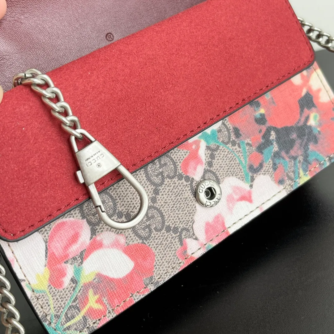 Actual shot #💰240 with box Model: 476432 Date Red Flower Size: 16.5x10x4.5cm 𝙂𝙪𝙘𝙘𝙞 𝘿𝙞𝙤𝙣𝙮𝙨𝙪𝙨 𝙈𝙞𝙣𝙞 16.5 Xiaogujia’s entry-level small bag is recommended. It’s not worth mentioning. It’s a classic model that can be said to be the symbol of Xiaogujia. The classic mini Dionysian buckle is paired with calfskin. This bag has a very high appearance rate. It is simply a tool for daily wear and is very popular on the street❗️