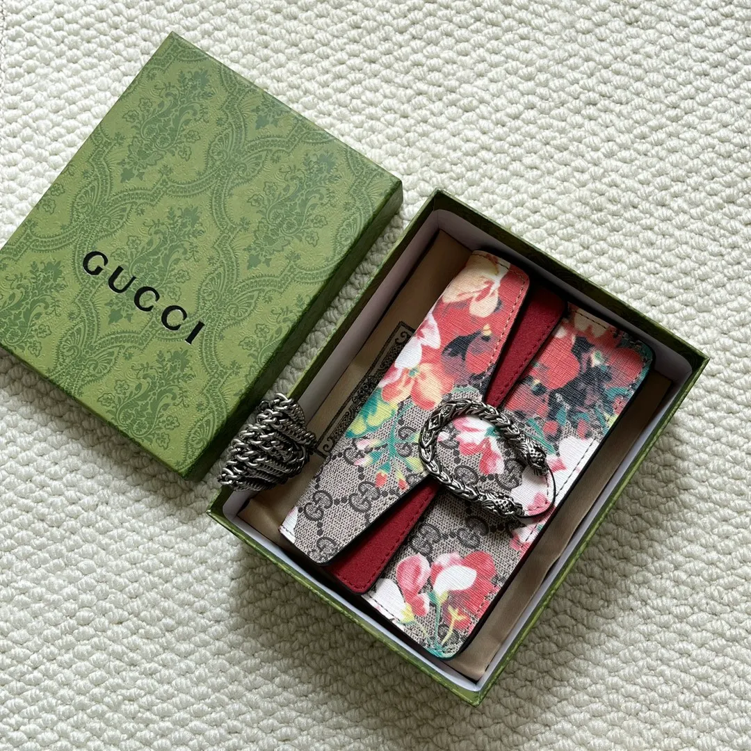 Actual shot #💰240 with box Model: 476432 Date Red Flower Size: 16.5x10x4.5cm 𝙂𝙪𝙘𝙘𝙞 𝘿𝙞𝙤𝙣𝙮𝙨𝙪𝙨 𝙈𝙞𝙣𝙞 16.5 Xiaogujia’s entry-level small bag is recommended. It’s not worth mentioning. It’s a classic model that can be said to be the symbol of Xiaogujia. The classic mini Dionysian buckle is paired with calfskin. This bag has a very high appearance rate. It is simply a tool for daily wear and is very popular on the street❗️