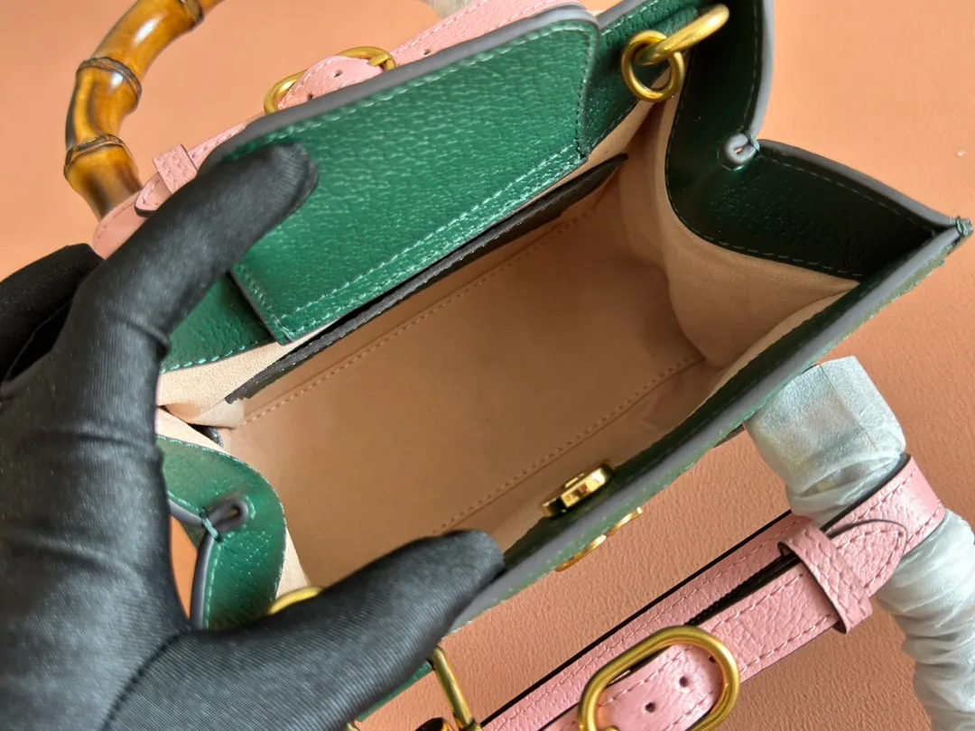 p1420. 📣📣📣【Original leather with complete packaging】🔥🔥Mini tote bag combines two recognizable brand elements, bamboo handles and double G accessories. The blue leather material and two khaki buckles complement each other, highlighting the smart and elegant temperament. Mini size: 20*16*10cm Model: 702732.