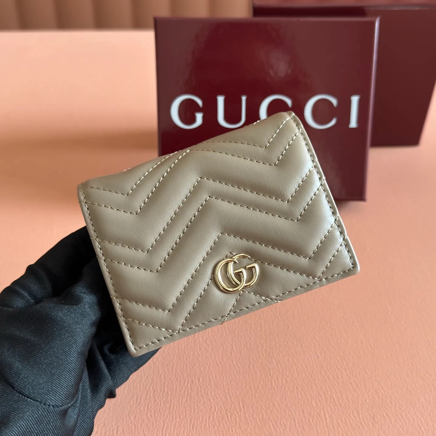 p400💋💋💋【Full set of packaging at the counter】GG Marmont series quilted card holder. Like the different shades of burgundy, Gucc's timeless designs are updated every season. Add color to the new leather goods series with a timeless and vigorous atmosphere. In this classic GG Marmont series card holder, it is presented in a vigorous manner. Quilted V-shaped leather, gold-tone hardware, moire fabric-lined Double G, five card compartments, two flat pockets, one zip pocket, one bill compartment with snap fastening. Model: 466492. Dimensions when closed: 11 (width) x 8.5 (height) x 3cm (depth) Dimensions when open: 11 (width) x 17.5cm (height) Color: Milk tea light gold/original leather. Made in Italy