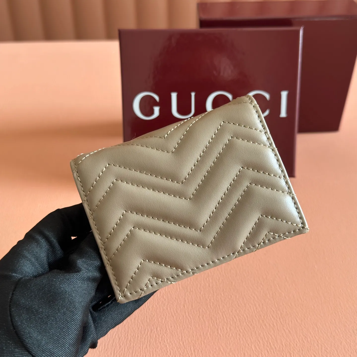 p400💋💋💋【Full set of packaging at the counter】GG Marmont series quilted card holder. Like the different shades of burgundy, Gucc's timeless designs are updated every season. Add color to the new leather goods series with a timeless and vigorous atmosphere. In this classic GG Marmont series card holder, it is presented in a vigorous manner. Quilted V-shaped leather, gold-tone hardware, moire fabric-lined Double G, five card compartments, two flat pockets, one zip pocket, one bill compartment with snap fastening. Model: 466492. Dimensions when closed: 11 (width) x 8.5 (height) x 3cm (depth) Dimensions when open: 11 (width) x 17.5cm (height) Color: Milk tea light gold/original leather. Made in Italy