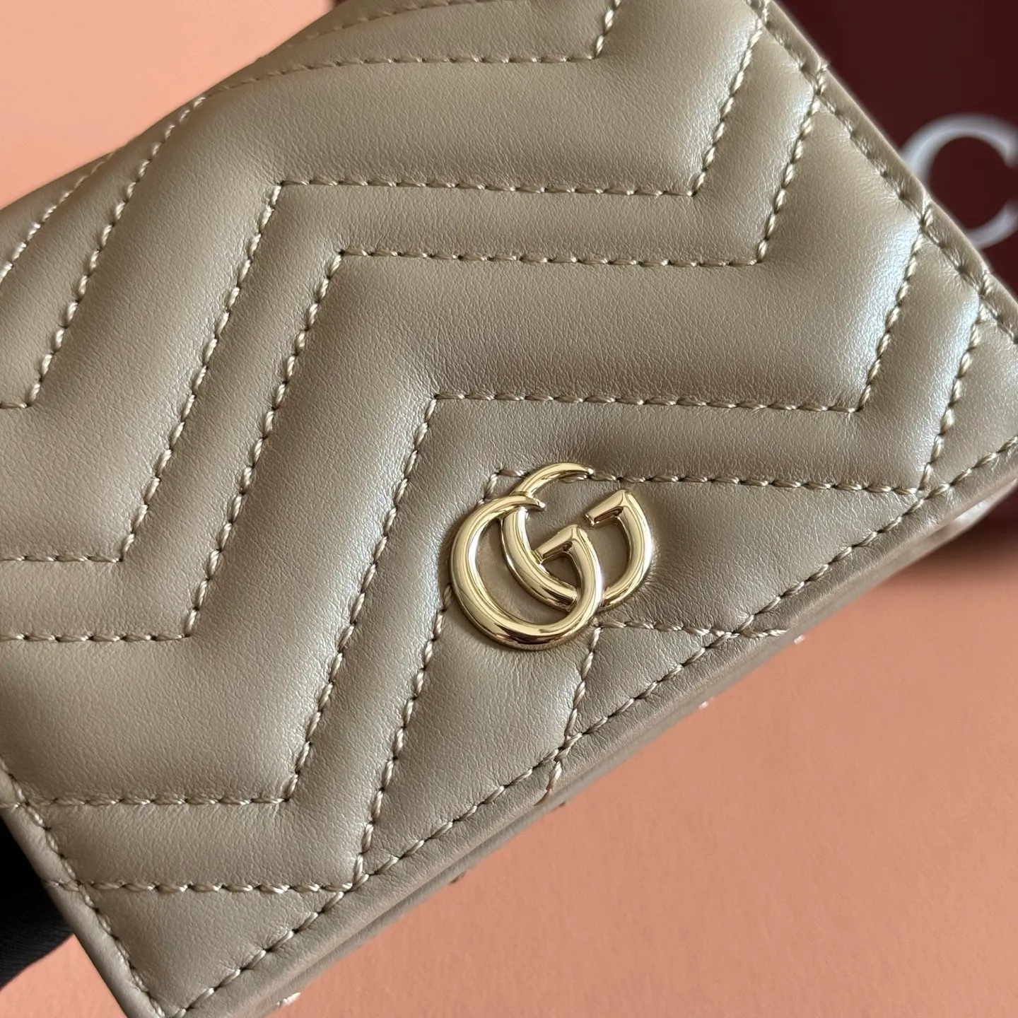 p400💋💋💋【Full set of packaging at the counter】GG Marmont series quilted card holder. Like the different shades of burgundy, Gucc's timeless designs are updated every season. Add color to the new leather goods series with a timeless and vigorous atmosphere. In this classic GG Marmont series card holder, it is presented in a vigorous manner. Quilted V-shaped leather, gold-tone hardware, moire fabric-lined Double G, five card compartments, two flat pockets, one zip pocket, one bill compartment with snap fastening. Model: 466492. Dimensions when closed: 11 (width) x 8.5 (height) x 3cm (depth) Dimensions when open: 11 (width) x 17.5cm (height) Color: Milk tea light gold/original leather. Made in Italy