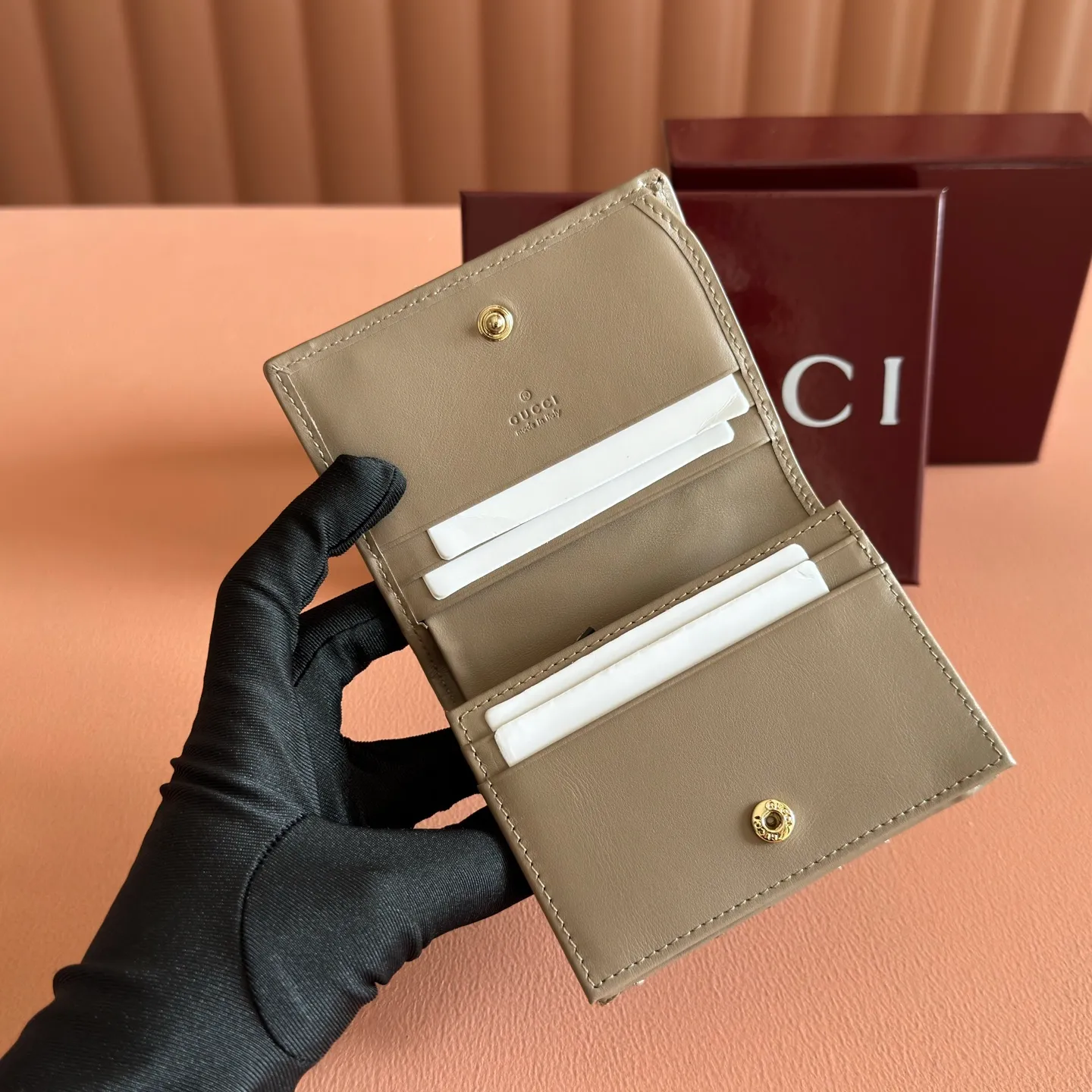 p400💋💋💋【Full set of packaging at the counter】GG Marmont series quilted card holder. Like the different shades of burgundy, Gucc's timeless designs are updated every season. Add color to the new leather goods series with a timeless and vigorous atmosphere. In this classic GG Marmont series card holder, it is presented in a vigorous manner. Quilted V-shaped leather, gold-tone hardware, moire fabric-lined Double G, five card compartments, two flat pockets, one zip pocket, one bill compartment with snap fastening. Model: 466492. Dimensions when closed: 11 (width) x 8.5 (height) x 3cm (depth) Dimensions when open: 11 (width) x 17.5cm (height) Color: Milk tea light gold/original leather. Made in Italy