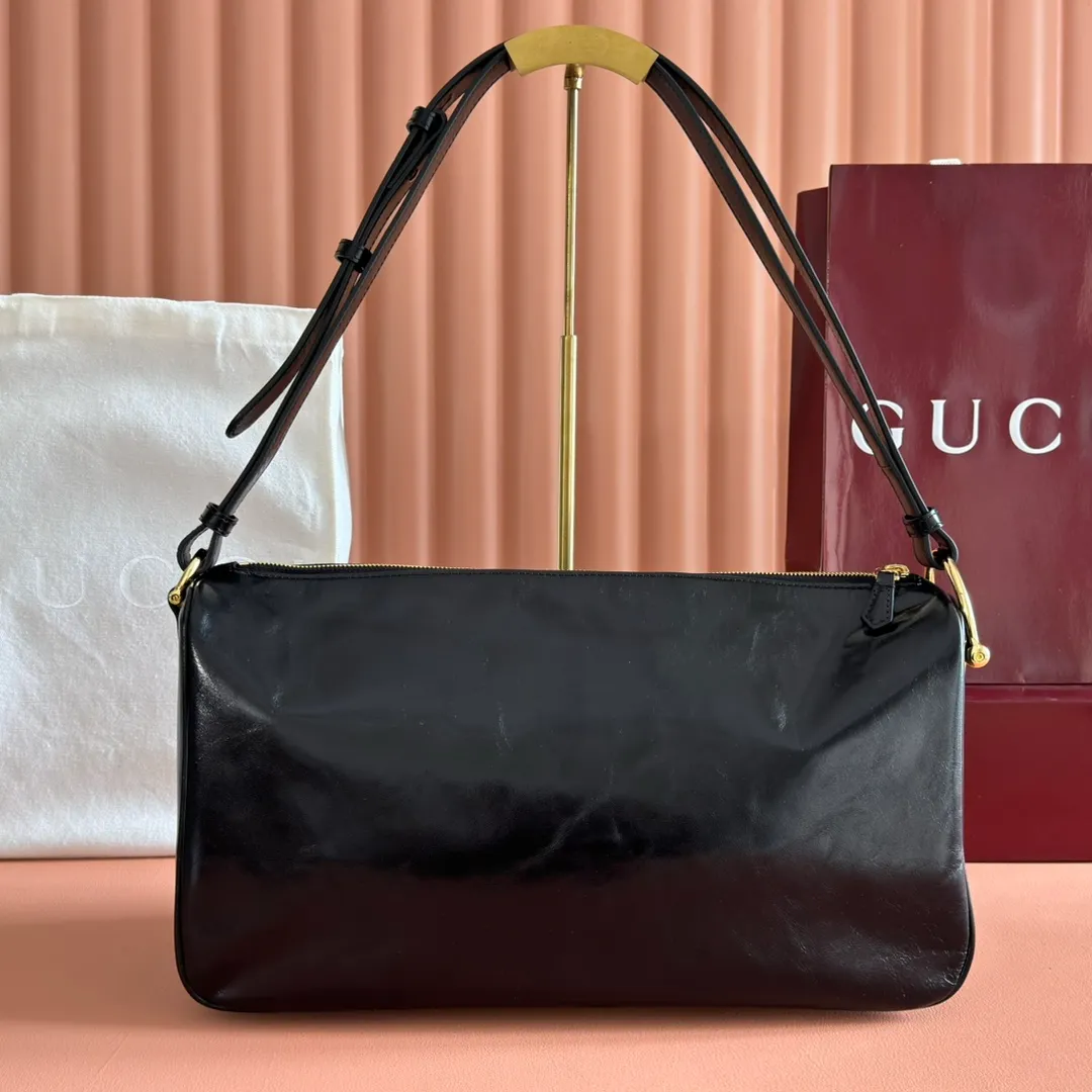 p1360. 💋💋💋【With full set of original counter packaging】The Gucci Half Horsebit series is re-presented, reinterpreting one of the brand's most iconic elements in a modern style. The collection cleverly combines relaxed silhouettes with the iconic half-horsebit hardware, which gives rise to its name. Yellow GG embossed suede Gold-tone hardware Brown cotton and linen blend lining Half horsebit closure Interior: One open pocket Adjustable leather shoulder strap (height: 33cm - 38cm) Zip closure Ident number: 862530. Dimensions: 38cm (W) x 20cm (H) x 15cm (D) Weight: Approx. 0.95kg Colour: Pleated Black