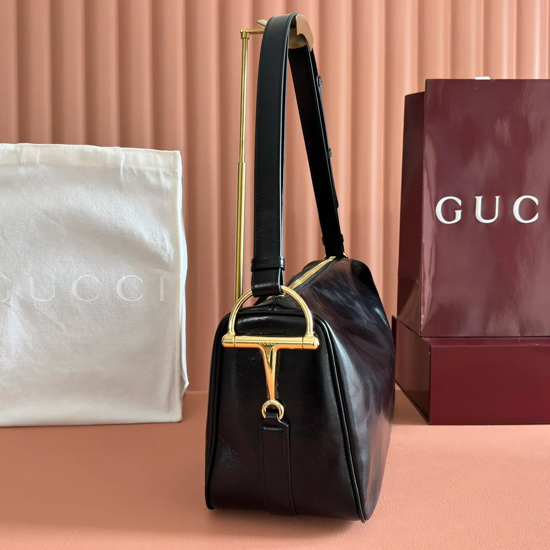 p1360. 💋💋💋【With full set of original counter packaging】The Gucci Half Horsebit series is re-presented, reinterpreting one of the brand's most iconic elements in a modern style. The collection cleverly combines relaxed silhouettes with the iconic half-horsebit hardware, which gives rise to its name. Yellow GG embossed suede Gold-tone hardware Brown cotton and linen blend lining Half horsebit closure Interior: One open pocket Adjustable leather shoulder strap (height: 33cm - 38cm) Zip closure Ident number: 862530. Dimensions: 38cm (W) x 20cm (H) x 15cm (D) Weight: Approx. 0.95kg Colour: Pleated Black