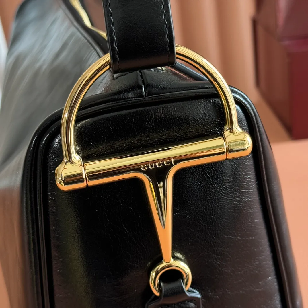 p1360. 💋💋💋【With full set of original counter packaging】The Gucci Half Horsebit series is re-presented, reinterpreting one of the brand's most iconic elements in a modern style. The collection cleverly combines relaxed silhouettes with the iconic half-horsebit hardware, which gives rise to its name. Yellow GG embossed suede Gold-tone hardware Brown cotton and linen blend lining Half horsebit closure Interior: One open pocket Adjustable leather shoulder strap (height: 33cm - 38cm) Zip closure Ident number: 862530. Dimensions: 38cm (W) x 20cm (H) x 15cm (D) Weight: Approx. 0.95kg Colour: Pleated Black
