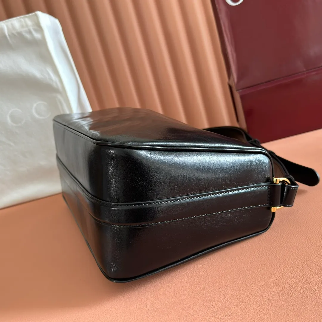 p1360. 💋💋💋【With full set of original counter packaging】The Gucci Half Horsebit series is re-presented, reinterpreting one of the brand's most iconic elements in a modern style. The collection cleverly combines relaxed silhouettes with the iconic half-horsebit hardware, which gives rise to its name. Yellow GG embossed suede Gold-tone hardware Brown cotton and linen blend lining Half horsebit closure Interior: One open pocket Adjustable leather shoulder strap (height: 33cm - 38cm) Zip closure Ident number: 862530. Dimensions: 38cm (W) x 20cm (H) x 15cm (D) Weight: Approx. 0.95kg Colour: Pleated Black