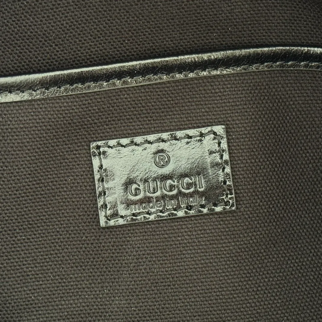 p1360. 💋💋💋【With full set of original counter packaging】The Gucci Half Horsebit series is re-presented, reinterpreting one of the brand's most iconic elements in a modern style. The collection cleverly combines relaxed silhouettes with the iconic half-horsebit hardware, which gives rise to its name. Yellow GG embossed suede Gold-tone hardware Brown cotton and linen blend lining Half horsebit closure Interior: One open pocket Adjustable leather shoulder strap (height: 33cm - 38cm) Zip closure Ident number: 862530. Dimensions: 38cm (W) x 20cm (H) x 15cm (D) Weight: Approx. 0.95kg Colour: Pleated Black
