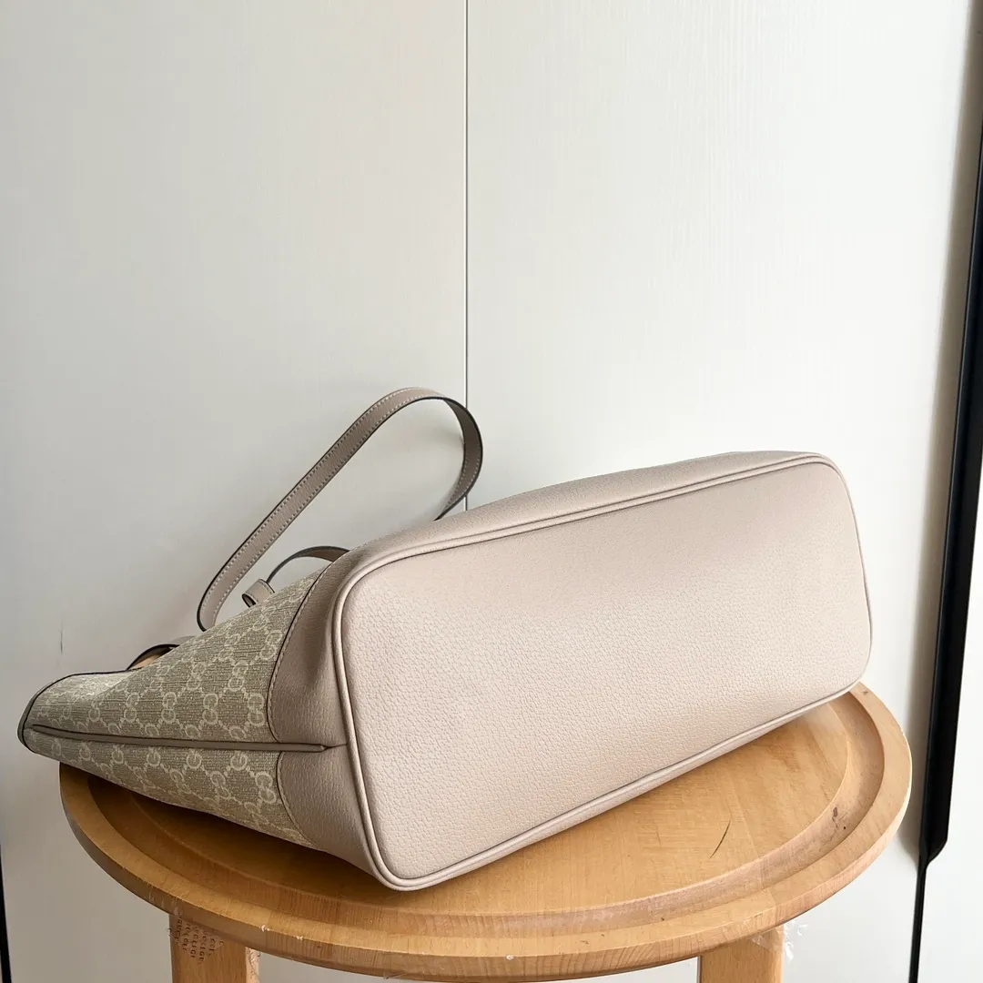 Actual shot #💰300 Model: 739730 Size: 38.5x28.5x15cm The GG Ophidia series is still one of Gucci’s iconic handbags. The brand launches new styles every season, creating versatile accessories that suit every look. Two handles give this tote a multi-functional character, allowing it to be worn as a shoulder bag or as a handbag. As a classic design element, the Double G has been deeply embedded in the brand's design. On this handbag, it is presented in a dazzling manner, contrasting with the GG Supreme canvas and brown leather piping.