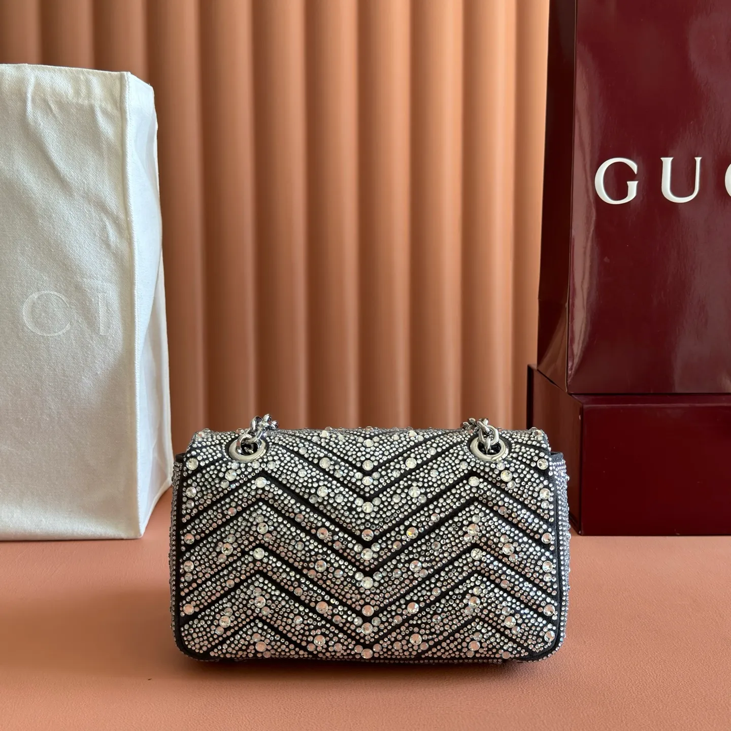 p1300💋💋💋【Original configuration and full counter packaging】The brand's iconic GG Marmont series is ingeniously integrated with classic double G elements and light gold tone faceted chain straps to create a fashionable handbag design. This shoulder bag is made of light green nubuck leather and is carefully embellished with crystals for an elegant look. Light green quilted V-shaped nubuck with crystals Light gold-tone hardware Green viscose lining Double G Interior: 1 open pocket Sliding chain strap that can be used as a shoulder strap (55 cm high) Snap-lock flap Ident.: 837280. Dimensions: 22cm (W) x 12.5cm (H) x 6cm (D) Weight: Approx. 0.55kg Color: Black Green/Crystal. Made in Italy