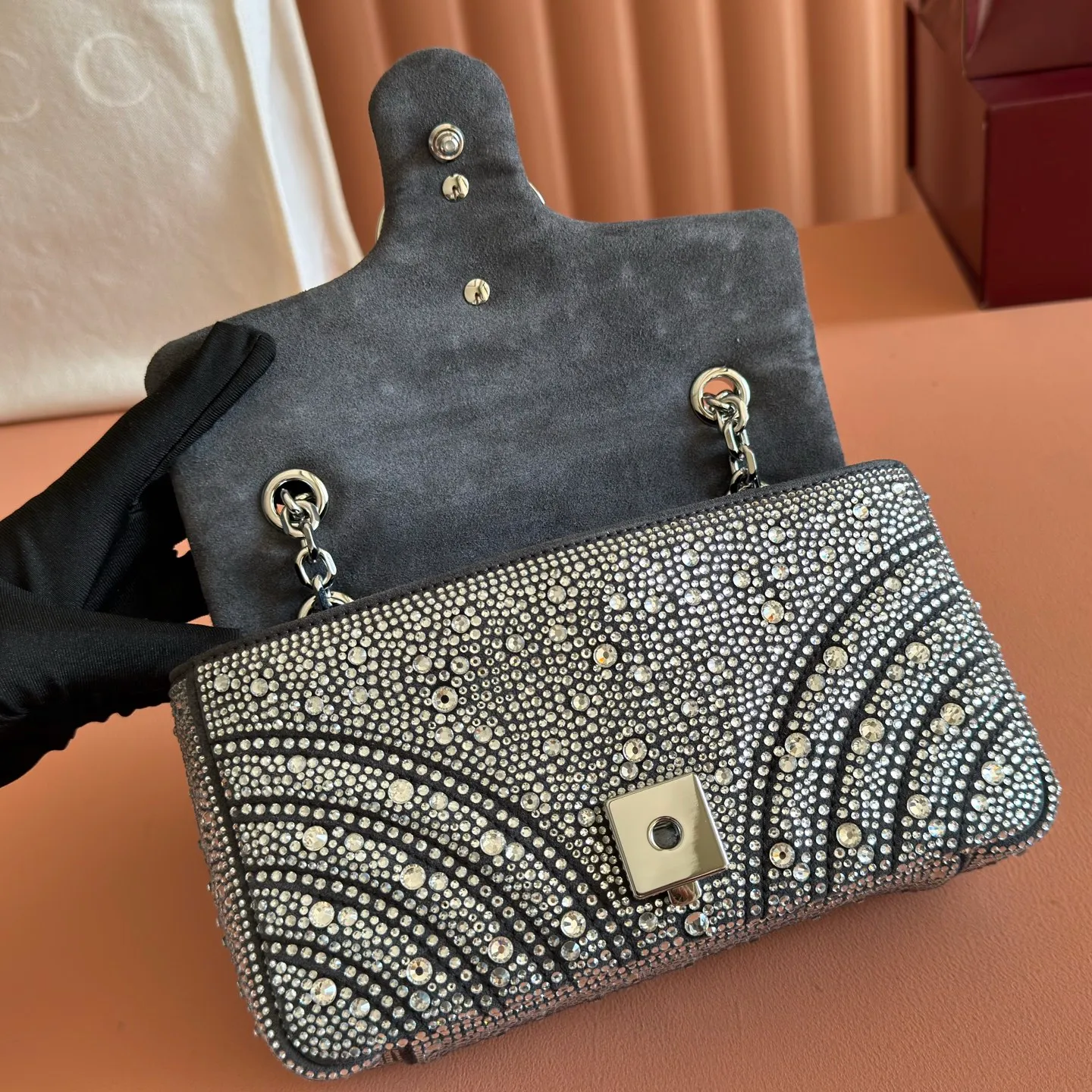 p1300💋💋💋【Original configuration and full counter packaging】The brand's iconic GG Marmont series is ingeniously integrated with classic double G elements and light gold tone faceted chain straps to create a fashionable handbag design. This shoulder bag is made of light green nubuck leather and is carefully embellished with crystals for an elegant look. Light green quilted V-shaped nubuck with crystals Light gold-tone hardware Green viscose lining Double G Interior: 1 open pocket Sliding chain strap that can be used as a shoulder strap (55 cm high) Snap-lock flap Ident.: 837280. Dimensions: 22cm (W) x 12.5cm (H) x 6cm (D) Weight: Approx. 0.55kg Color: Black Green/Crystal. Made in Italy
