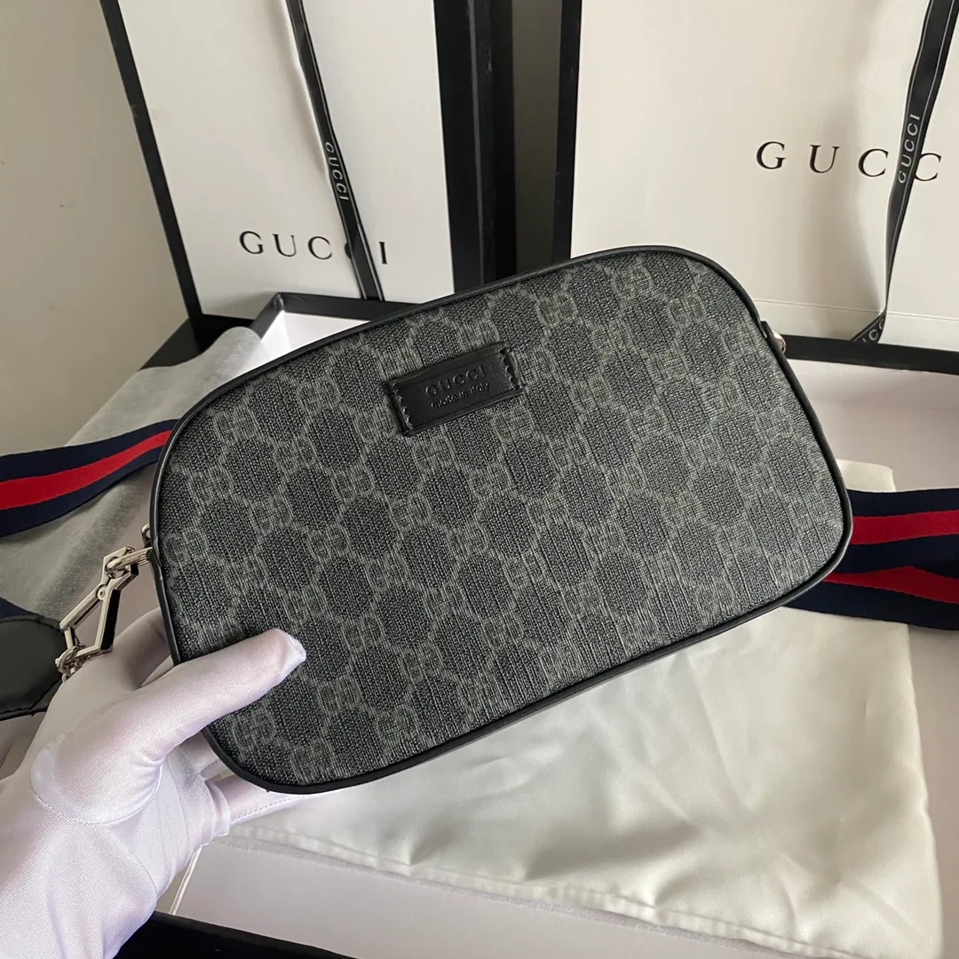 Actual shot #💰220 Model: 574886g Size: 24.5x15x7cm GUCCI gg black series crossbody camera bag is carefully made of soft high-grade PVC waterproof material! The simple design is combined with the brand's classic iconic red and green webbing.
