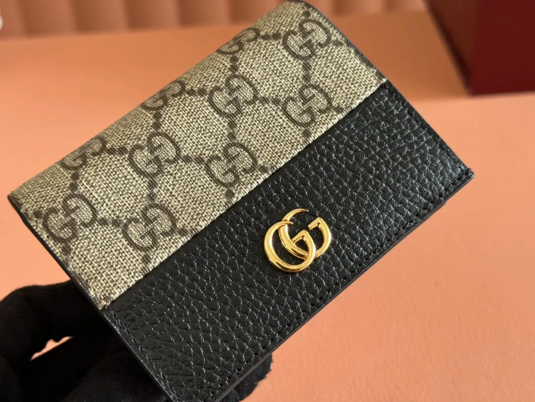 p400. 💋💋💋【Original leather accessories🌈(Cdfmall Sanya Duty Free Store Handbag)🔥🔥Have you got this addictive beautiful bag? GG Marmont series, ‼️elegant and exquisite design has captured the hearts of many girls! It is also a must-have versatile item for global experts! Super awesome! Model: 658610. Size: 11*8, 2.5cm.