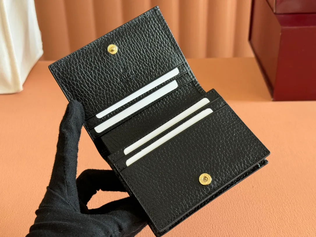 p400. 💋💋💋【Original leather accessories🌈(Cdfmall Sanya Duty Free Store Handbag)🔥🔥Have you got this addictive beautiful bag? GG Marmont series, ‼️elegant and exquisite design has captured the hearts of many girls! It is also a must-have versatile item for global experts! Super awesome! Model: 658610. Size: 11*8, 2.5cm.