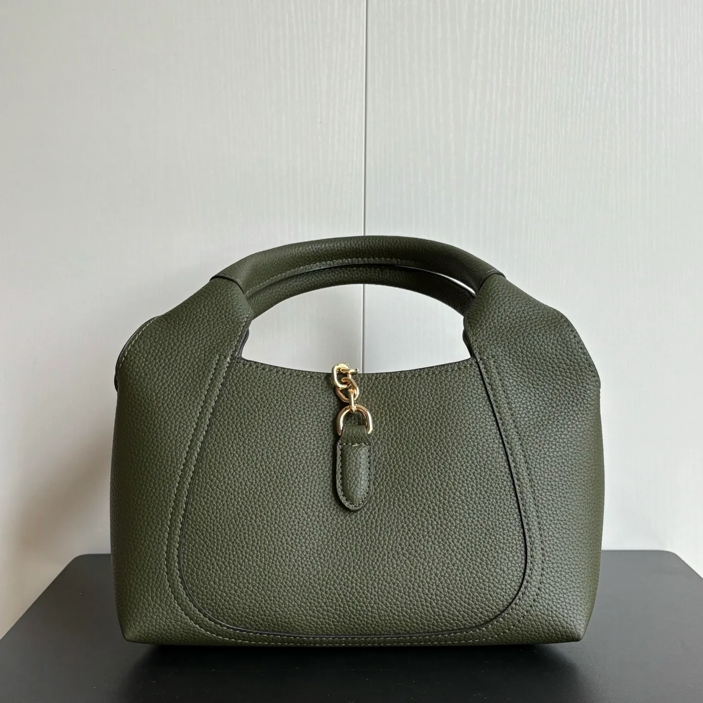 Upgraded version of real shot #💰300 Style number: 837467 dark green Size: 27.5X21X16～ Gucci Softbit series small shoulder bag, ingeniously integrated with the brand's classic equestrian style accessories with half horse bit shape. The handle is 15 cm high and can be opened and closed with a magnetic buckle.
