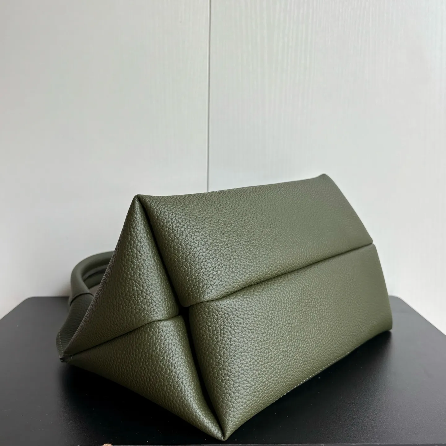 Upgraded version of real shot #💰300 Style number: 837467 dark green Size: 27.5X21X16～ Gucci Softbit series small shoulder bag, ingeniously integrated with the brand's classic equestrian style accessories with half horse bit shape. The handle is 15 cm high and can be opened and closed with a magnetic buckle.