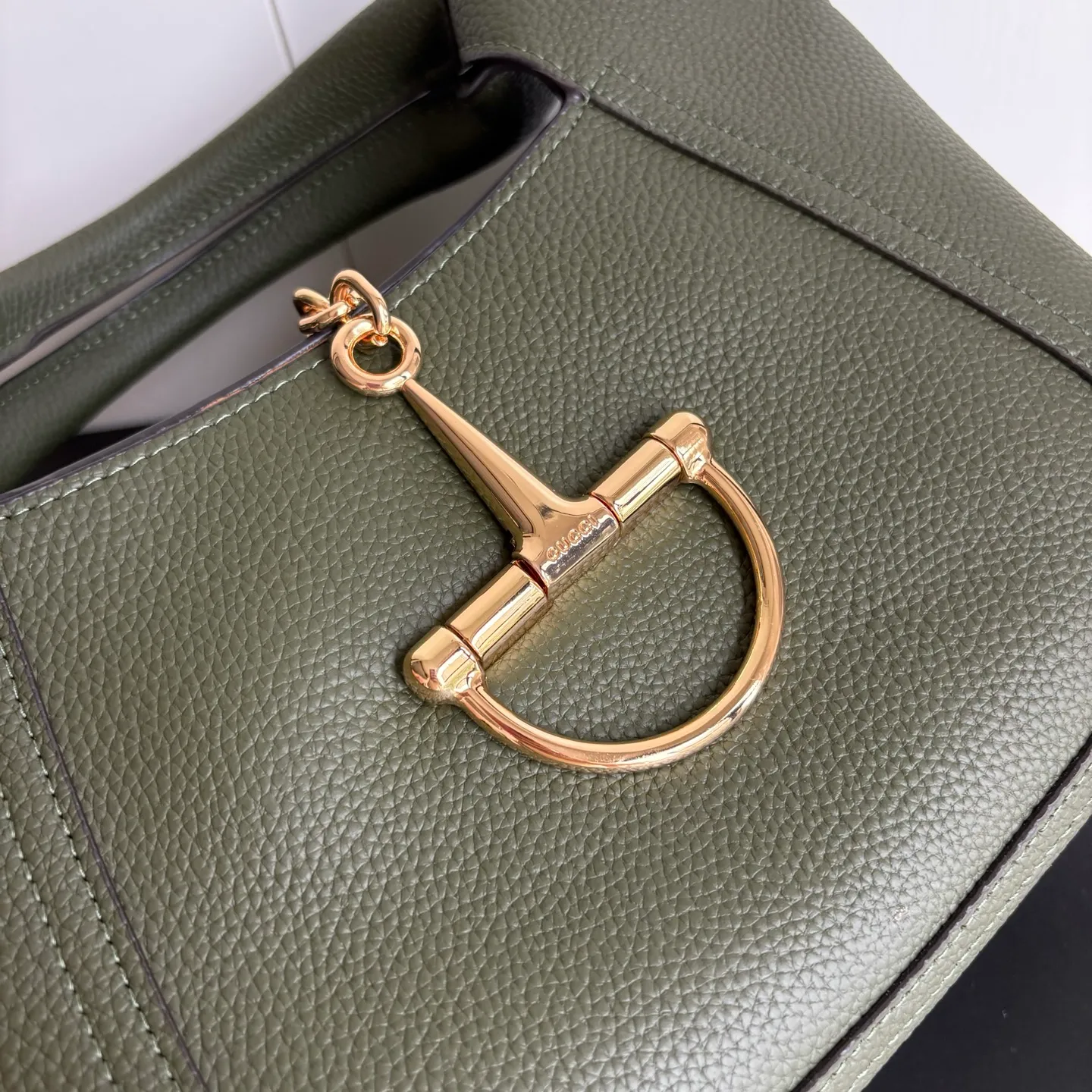Upgraded version of real shot #💰300 Style number: 837467 dark green Size: 27.5X21X16～ Gucci Softbit series small shoulder bag, ingeniously integrated with the brand's classic equestrian style accessories with half horse bit shape. The handle is 15 cm high and can be opened and closed with a magnetic buckle.