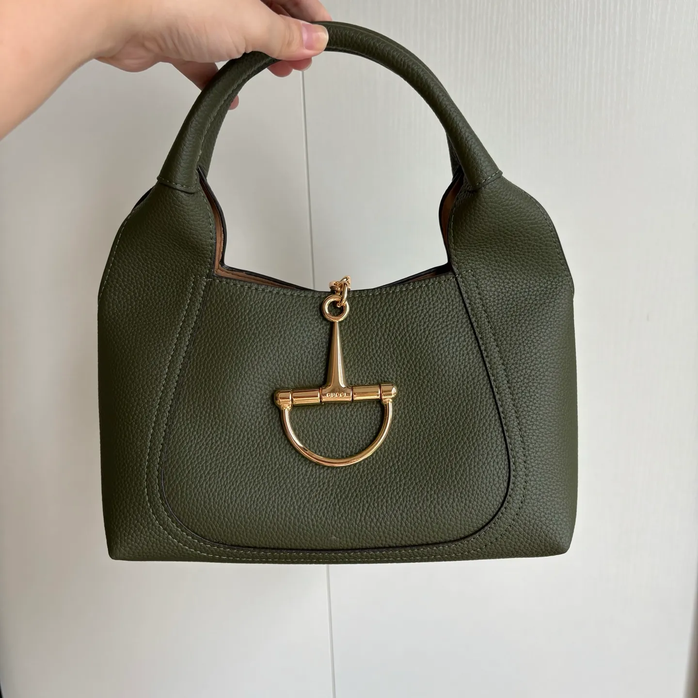 Upgraded version of real shot #💰300 Style number: 837467 dark green Size: 27.5X21X16～ Gucci Softbit series small shoulder bag, ingeniously integrated with the brand's classic equestrian style accessories with half horse bit shape. The handle is 15 cm high and can be opened and closed with a magnetic buckle.