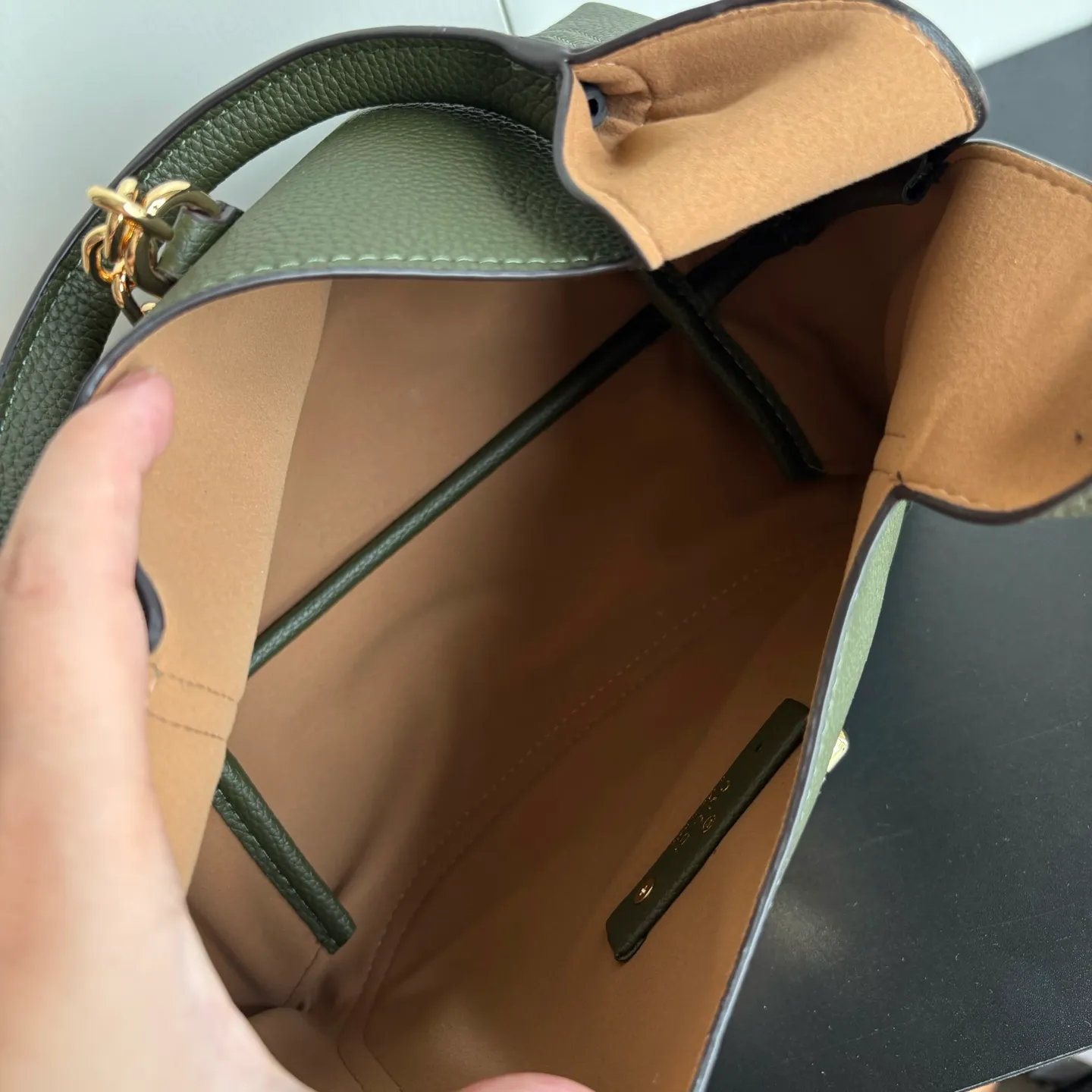 Upgraded version of real shot #💰300 Style number: 837467 dark green Size: 27.5X21X16～ Gucci Softbit series small shoulder bag, ingeniously integrated with the brand's classic equestrian style accessories with half horse bit shape. The handle is 15 cm high and can be opened and closed with a magnetic buckle.