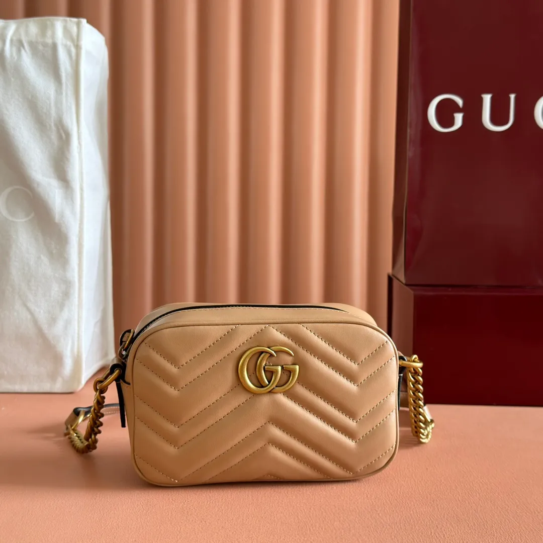 p960. 💋💋💋【Full set of packaging at the counter】🔥🔥"Marmont Italian original leather"‼ ‼ Have you picked up the addictive Gucci bags? The elegant and exquisite design of the GG Marmont series has captured the hearts of many girls! At the same time, it is also a must-have versatile item for global experts! Super awesome! Model: 448065. Size: 18*12*6.