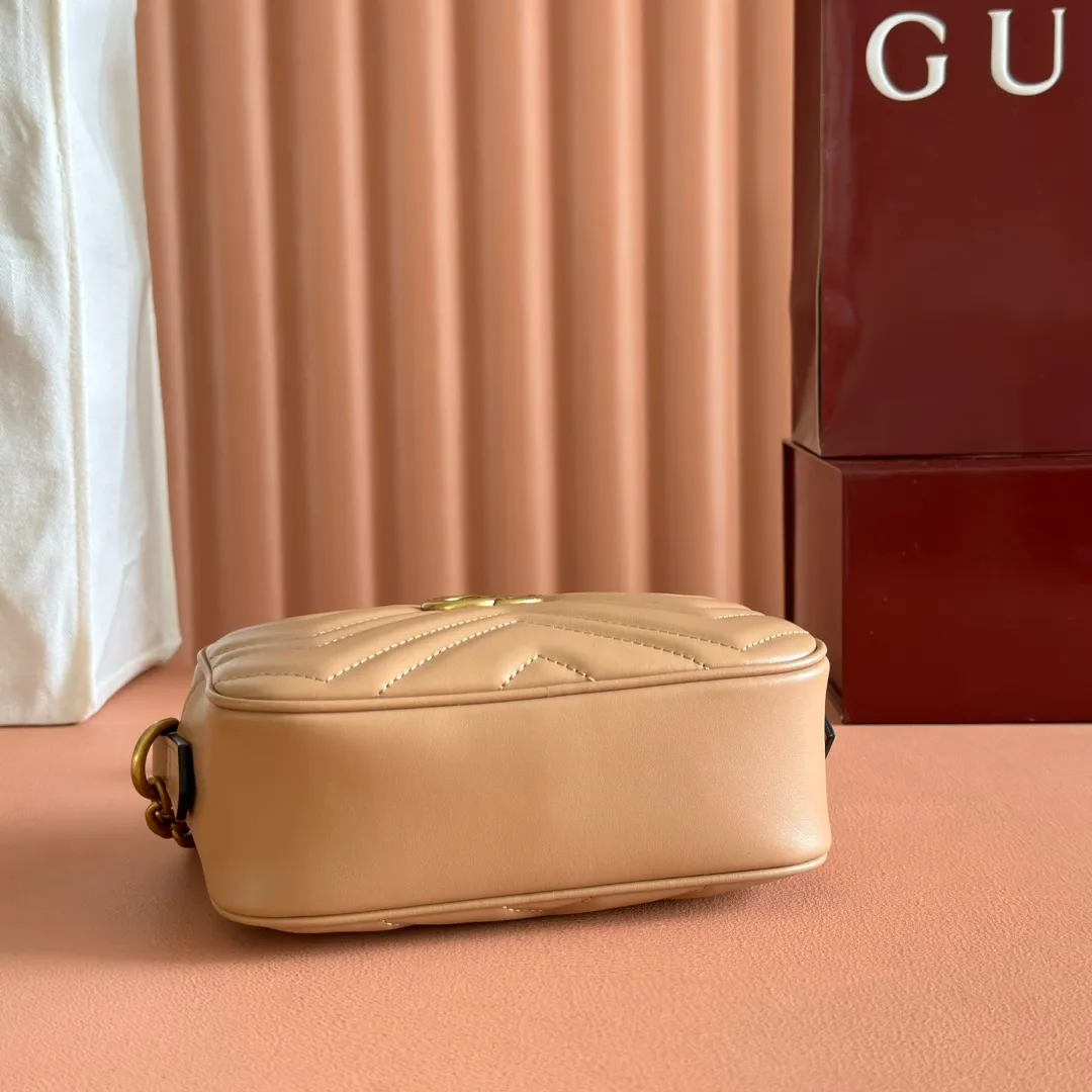 p960. 💋💋💋【Full set of packaging at the counter】🔥🔥"Marmont Italian original leather"‼ ‼ Have you picked up the addictive Gucci bags? The elegant and exquisite design of the GG Marmont series has captured the hearts of many girls! At the same time, it is also a must-have versatile item for global experts! Super awesome! Model: 448065. Size: 18*12*6.