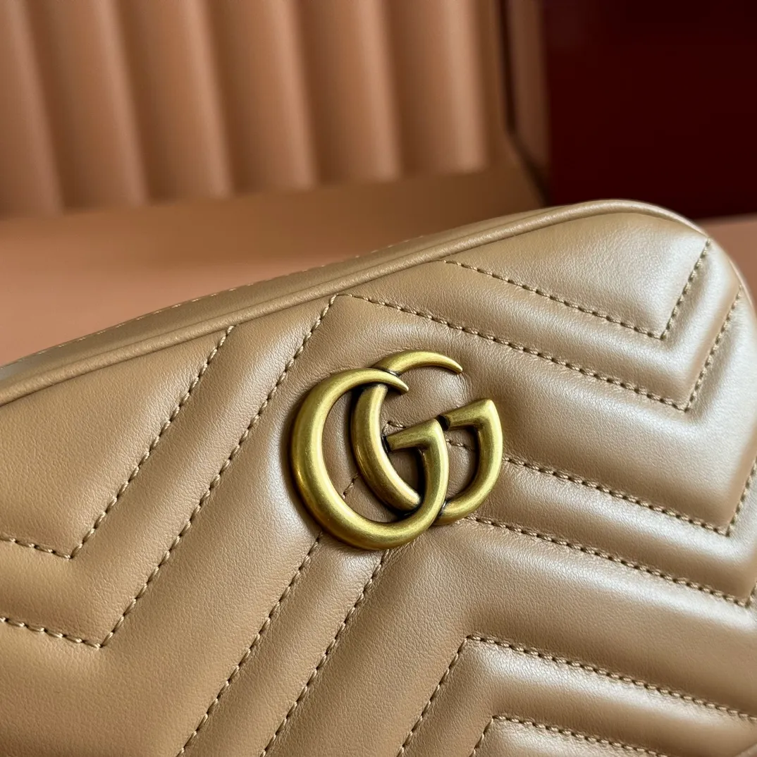 p960. 💋💋💋【Full set of packaging at the counter】🔥🔥"Marmont Italian original leather"‼ ‼ Have you picked up the addictive Gucci bags? The elegant and exquisite design of the GG Marmont series has captured the hearts of many girls! At the same time, it is also a must-have versatile item for global experts! Super awesome! Model: 448065. Size: 18*12*6.