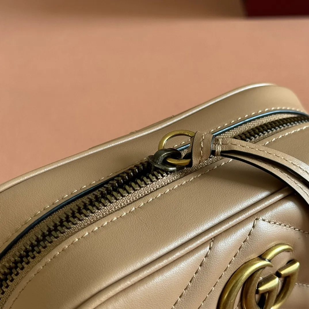 p960. 💋💋💋【Full set of packaging at the counter】🔥🔥"Marmont Italian original leather"‼ ‼ Have you picked up the addictive Gucci bags? The elegant and exquisite design of the GG Marmont series has captured the hearts of many girls! At the same time, it is also a must-have versatile item for global experts! Super awesome! Model: 448065. Size: 18*12*6.