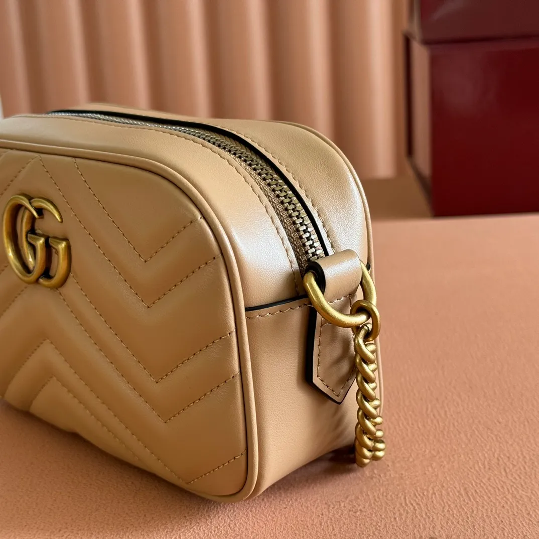 p960. 💋💋💋【Full set of packaging at the counter】🔥🔥"Marmont Italian original leather"‼ ‼ Have you picked up the addictive Gucci bags? The elegant and exquisite design of the GG Marmont series has captured the hearts of many girls! At the same time, it is also a must-have versatile item for global experts! Super awesome! Model: 448065. Size: 18*12*6.
