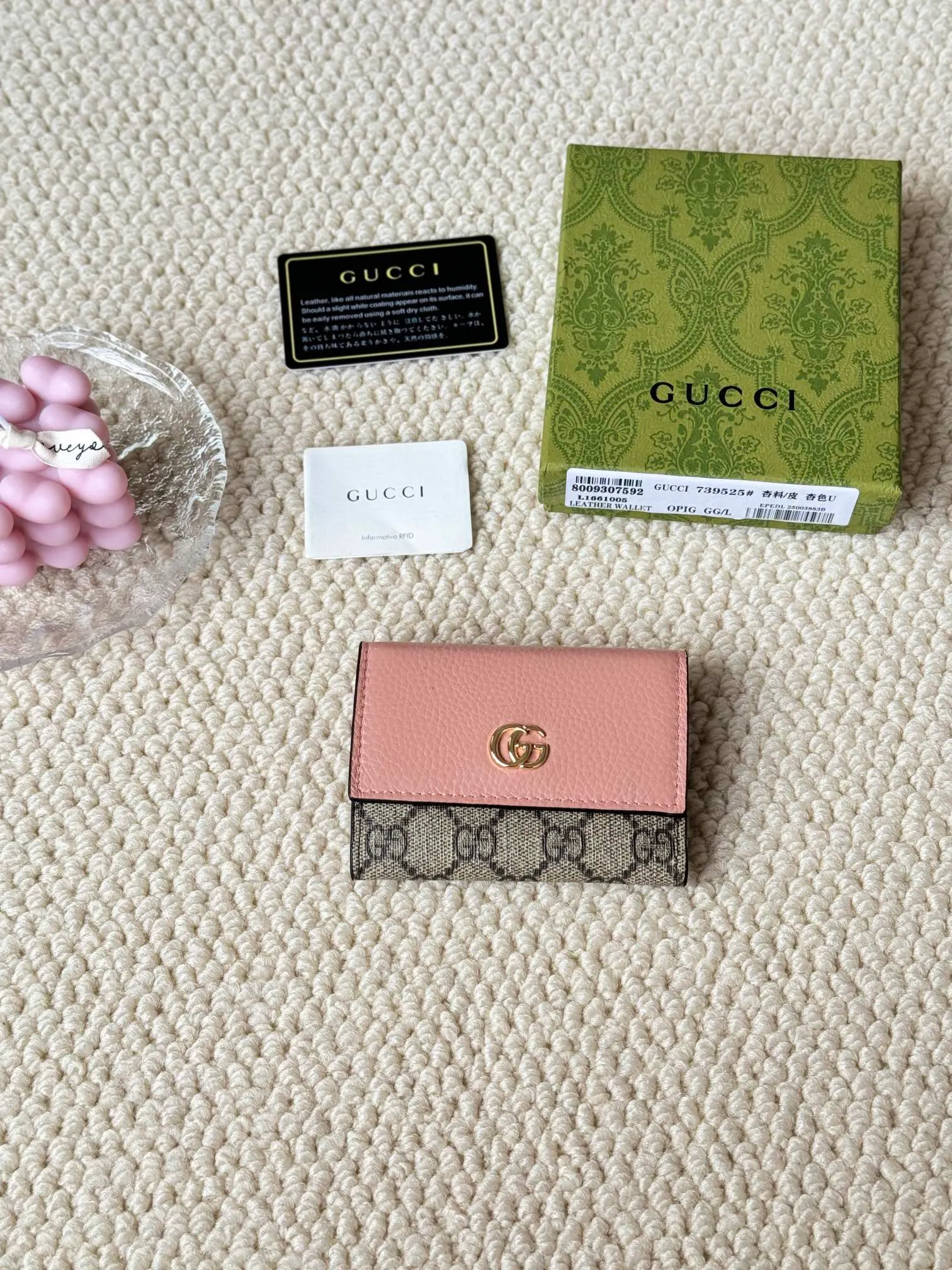 💰120 Gucci has launched a new model, the new mini folding coin purse, which can be held in hand and placed in the bag. Card bags are super cute. Number: 739525. Size: about 11cm.