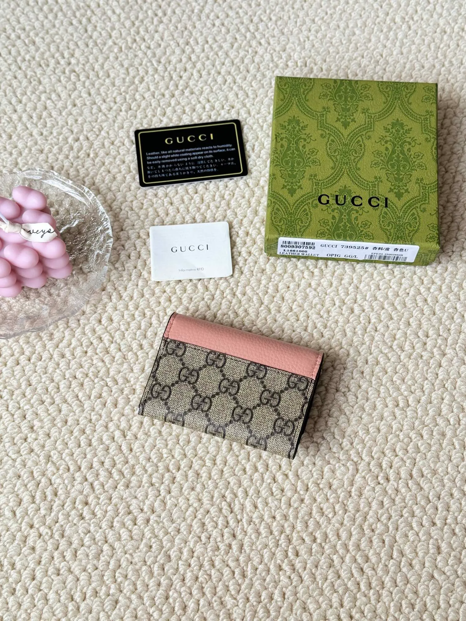 💰120 Gucci has launched a new model, the new mini folding coin purse, which can be held in hand and placed in the bag. Card bags are super cute. Number: 739525. Size: about 11cm.