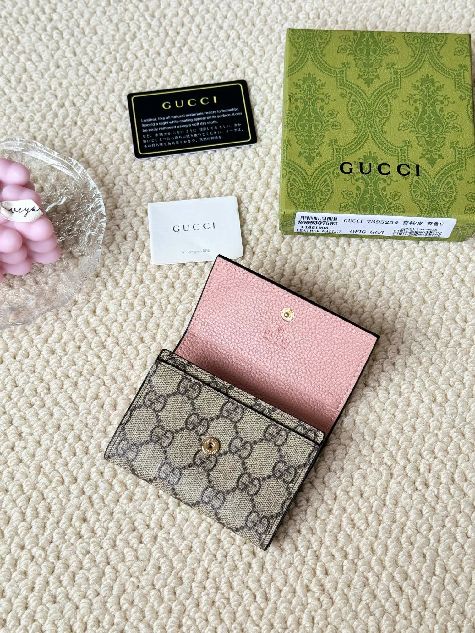 💰120 Gucci has launched a new model, the new mini folding coin purse, which can be held in hand and placed in the bag. Card bags are super cute. Number: 739525. Size: about 11cm.