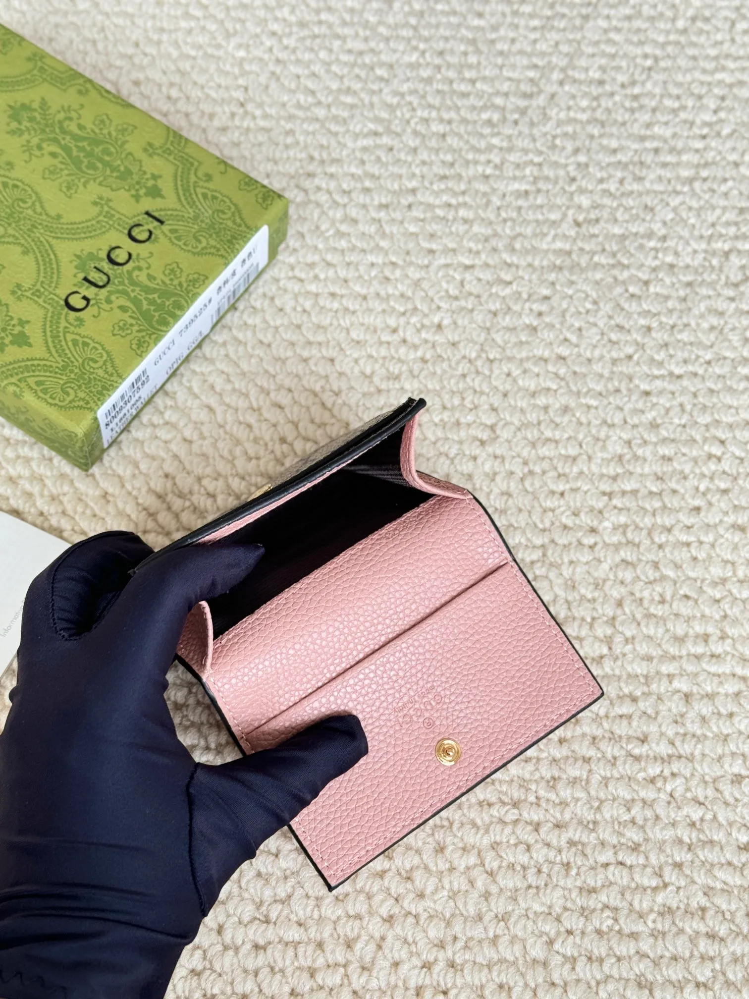 💰120 Gucci has launched a new model, the new mini folding coin purse, which can be held in hand and placed in the bag. Card bags are super cute. Number: 739525. Size: about 11cm.