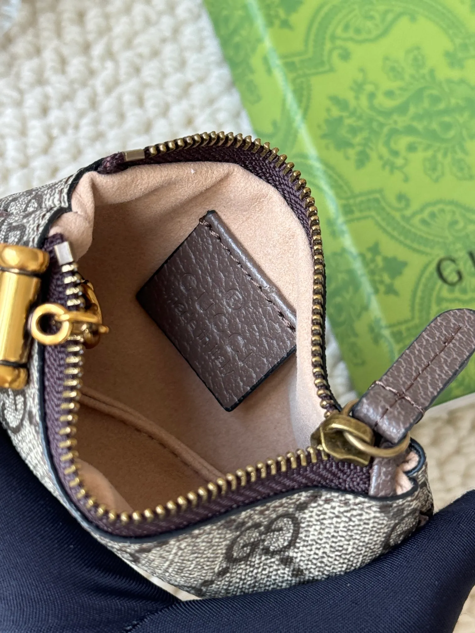 💰140 gucci new small coin purse ~ lipstick bag! Cowhide + PVC with exquisite original factory hardware! Flexible and unique hook buckle, small and exquisite, with great effect. Model: 671722, size: 12x7.5x1.5cm.