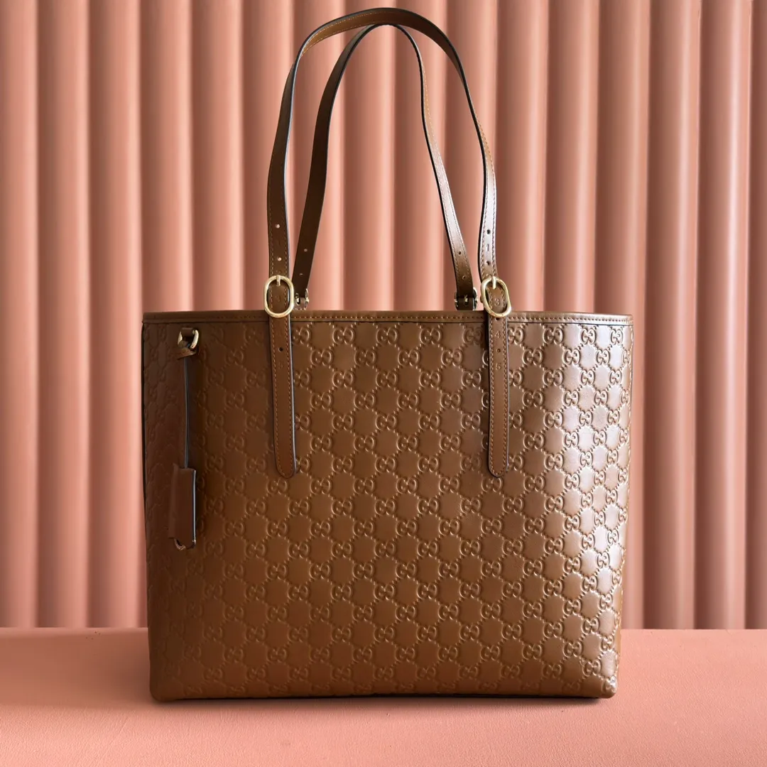 p1480💋💋💋. "With full set of original counter packaging" [New Product] 2025 autumn and winter series, the new GG Emblem series reinterprets the brand's timeless elegance and exquisite craftsmanship. This tote bag is crafted from GG printed embossed cow leather. Pink printed embossed GG calfskin Light gold tone hardware Pink cotton lining Interior: zip pocket Strap height: 19.5 cm – 30 cm Ident: 847455. Dimensions: 37cm (W) x 31cm (H) x 16cm (D) Weight: Approx. 1.0kg Colour: Brown embossed. Made in Italy