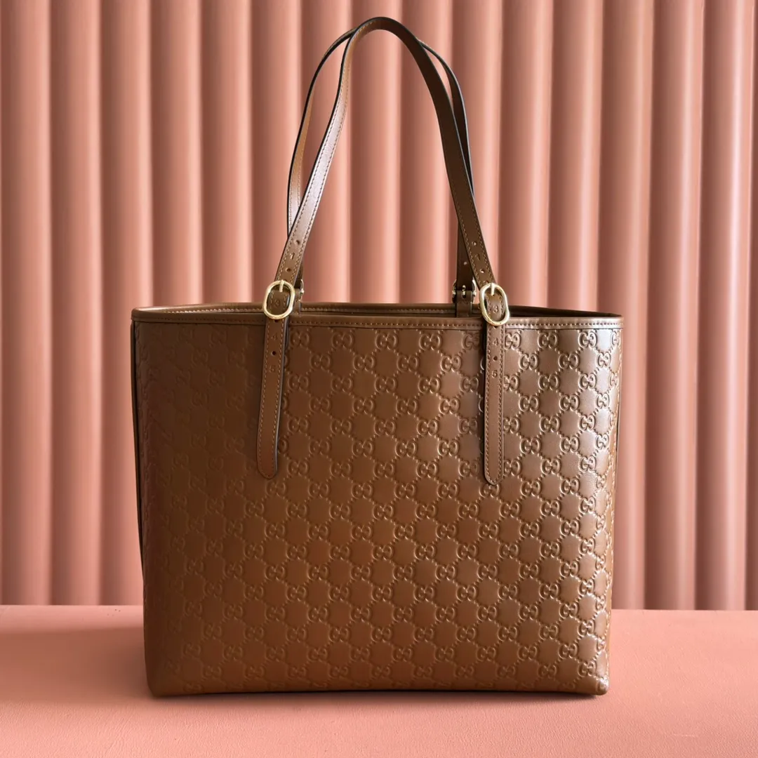 p1480💋💋💋. "With full set of original counter packaging" [New Product] 2025 autumn and winter series, the new GG Emblem series reinterprets the brand's timeless elegance and exquisite craftsmanship. This tote bag is crafted from GG printed embossed cow leather. Pink printed embossed GG calfskin Light gold tone hardware Pink cotton lining Interior: zip pocket Strap height: 19.5 cm – 30 cm Ident: 847455. Dimensions: 37cm (W) x 31cm (H) x 16cm (D) Weight: Approx. 1.0kg Colour: Brown embossed. Made in Italy