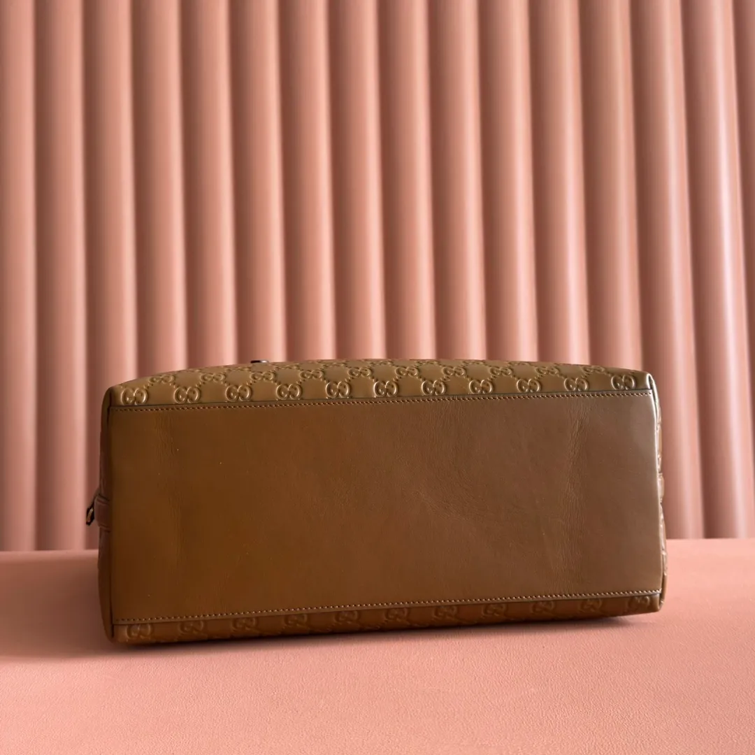 p1480💋💋💋. "With full set of original counter packaging" [New Product] 2025 autumn and winter series, the new GG Emblem series reinterprets the brand's timeless elegance and exquisite craftsmanship. This tote bag is crafted from GG printed embossed cow leather. Pink printed embossed GG calfskin Light gold tone hardware Pink cotton lining Interior: zip pocket Strap height: 19.5 cm – 30 cm Ident: 847455. Dimensions: 37cm (W) x 31cm (H) x 16cm (D) Weight: Approx. 1.0kg Colour: Brown embossed. Made in Italy