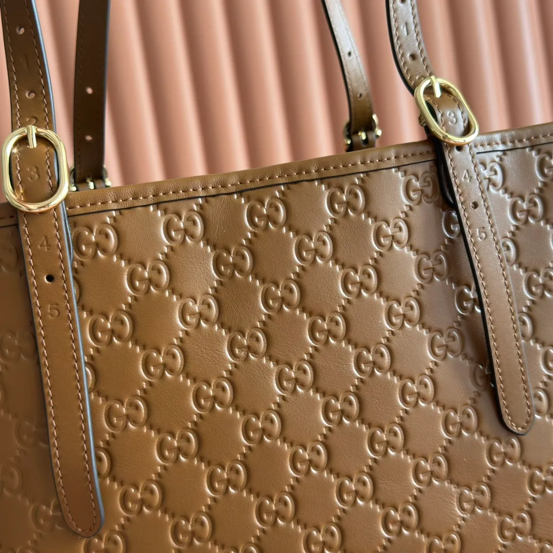 p1480💋💋💋. "With full set of original counter packaging" [New Product] 2025 autumn and winter series, the new GG Emblem series reinterprets the brand's timeless elegance and exquisite craftsmanship. This tote bag is crafted from GG printed embossed cow leather. Pink printed embossed GG calfskin Light gold tone hardware Pink cotton lining Interior: zip pocket Strap height: 19.5 cm – 30 cm Ident: 847455. Dimensions: 37cm (W) x 31cm (H) x 16cm (D) Weight: Approx. 1.0kg Colour: Brown embossed. Made in Italy