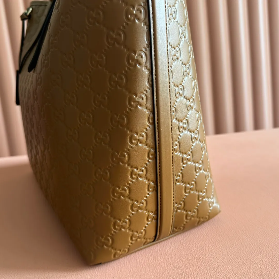 p1480💋💋💋. "With full set of original counter packaging" [New Product] 2025 autumn and winter series, the new GG Emblem series reinterprets the brand's timeless elegance and exquisite craftsmanship. This tote bag is crafted from GG printed embossed cow leather. Pink printed embossed GG calfskin Light gold tone hardware Pink cotton lining Interior: zip pocket Strap height: 19.5 cm – 30 cm Ident: 847455. Dimensions: 37cm (W) x 31cm (H) x 16cm (D) Weight: Approx. 1.0kg Colour: Brown embossed. Made in Italy