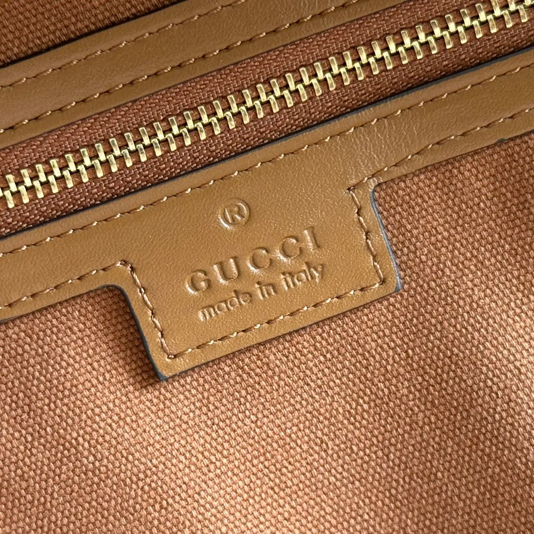 p1480💋💋💋. "With full set of original counter packaging" [New Product] 2025 autumn and winter series, the new GG Emblem series reinterprets the brand's timeless elegance and exquisite craftsmanship. This tote bag is crafted from GG printed embossed cow leather. Pink printed embossed GG calfskin Light gold tone hardware Pink cotton lining Interior: zip pocket Strap height: 19.5 cm – 30 cm Ident: 847455. Dimensions: 37cm (W) x 31cm (H) x 16cm (D) Weight: Approx. 1.0kg Colour: Brown embossed. Made in Italy
