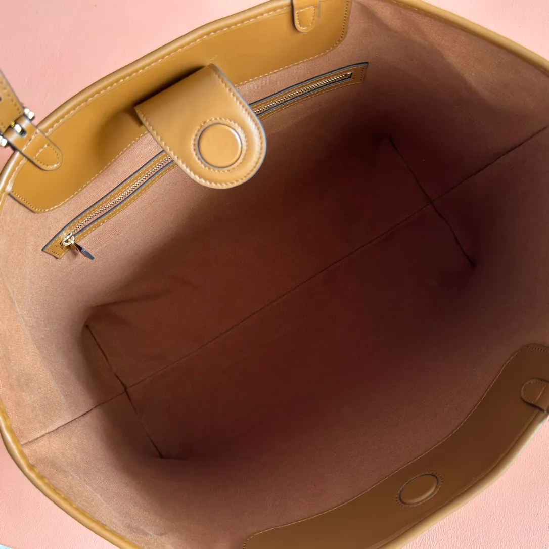p1480💋💋💋. "With full set of original counter packaging" [New Product] 2025 autumn and winter series, the new GG Emblem series reinterprets the brand's timeless elegance and exquisite craftsmanship. This tote bag is crafted from GG printed embossed cow leather. Pink printed embossed GG calfskin Light gold tone hardware Pink cotton lining Interior: zip pocket Strap height: 19.5 cm – 30 cm Ident: 847455. Dimensions: 37cm (W) x 31cm (H) x 16cm (D) Weight: Approx. 1.0kg Colour: Brown embossed. Made in Italy