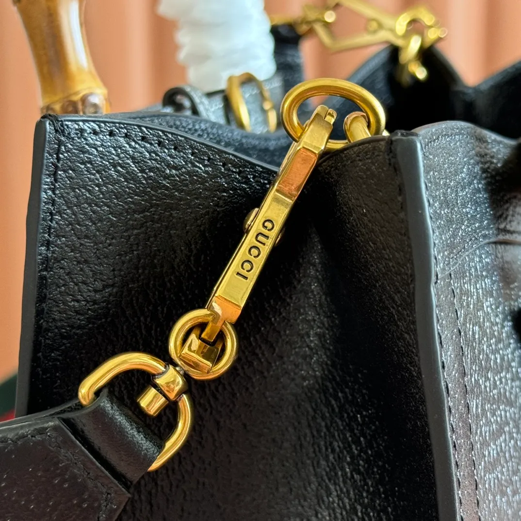 p1580. 📣📣📣【Original leather accessories🌈Full set of counter packaging】🔥🔥Small tote bag combines two recognizable brand elements, bamboo handles and double G accessories. "The blue leather material contrasts with the two khaki buckles, highlighting the smart and elegant temperament. Size: 27*24*11cm Model: 702721.