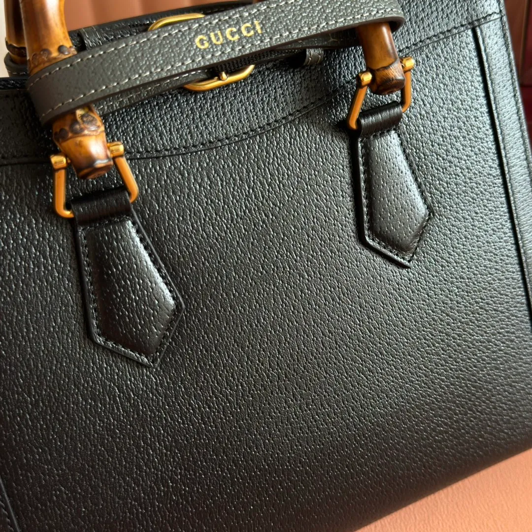 p1580. 📣📣📣【Original leather accessories🌈Full set of counter packaging】🔥🔥Small tote bag combines two recognizable brand elements, bamboo handles and double G accessories. "The blue leather material contrasts with the two khaki buckles, highlighting the smart and elegant temperament. Size: 27*24*11cm Model: 702721.