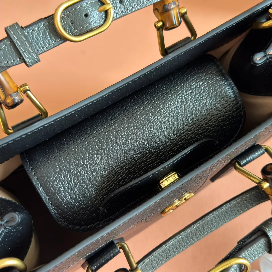 p1580. 📣📣📣【Original leather accessories🌈Full set of counter packaging】🔥🔥Small tote bag combines two recognizable brand elements, bamboo handles and double G accessories. "The blue leather material contrasts with the two khaki buckles, highlighting the smart and elegant temperament. Size: 27*24*11cm Model: 702721.