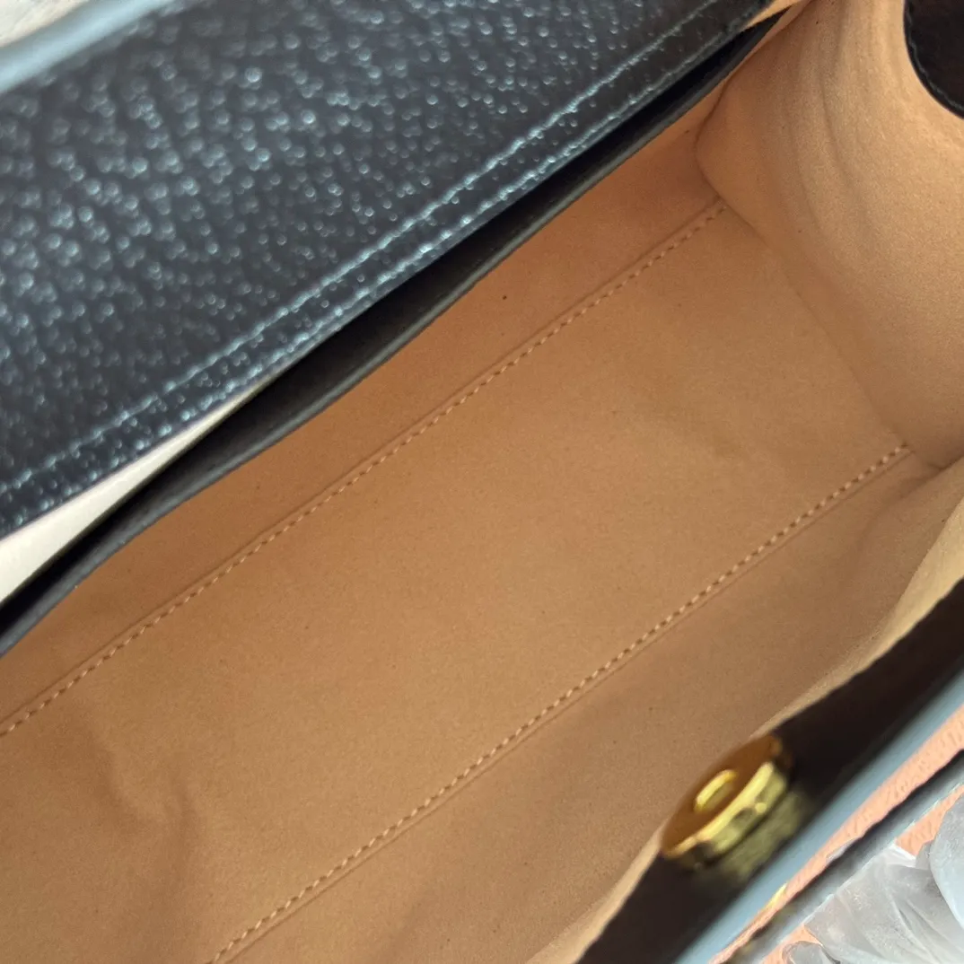 p1580. 📣📣📣【Original leather accessories🌈Full set of counter packaging】🔥🔥Small tote bag combines two recognizable brand elements, bamboo handles and double G accessories. "The blue leather material contrasts with the two khaki buckles, highlighting the smart and elegant temperament. Size: 27*24*11cm Model: 702721.